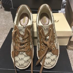 Michael Kors sneakers logo size 6. Upper leather material.